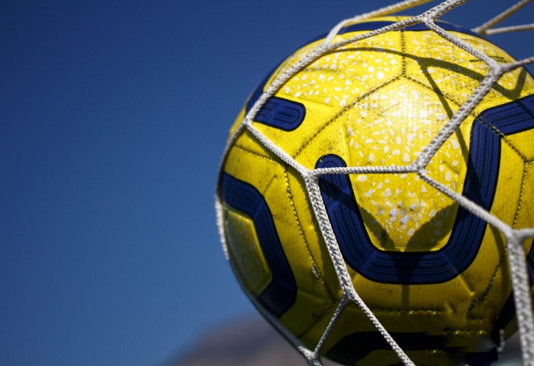 Bola de futebol em campo gramado verde