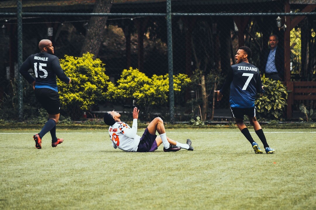 Jogadores de futebol comemorando gol em campo