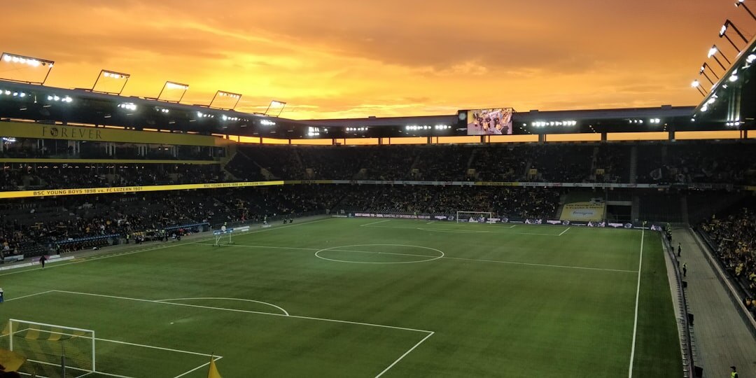 Estádio de futebol lotado com torcida vibrante
